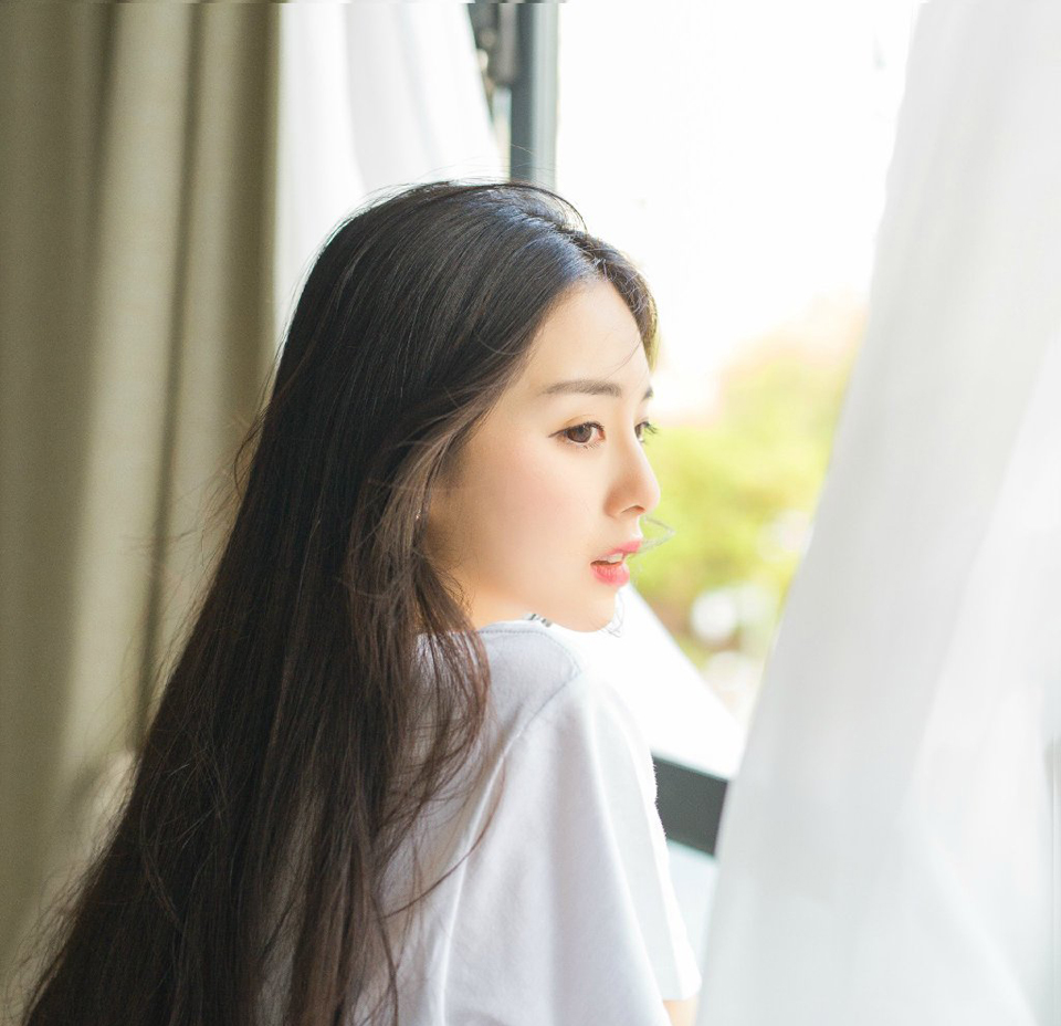电话里，她哭着说：“亲爱的，我…我怀孕了…三个月了，不过你放心，不是你的，不用你负责。